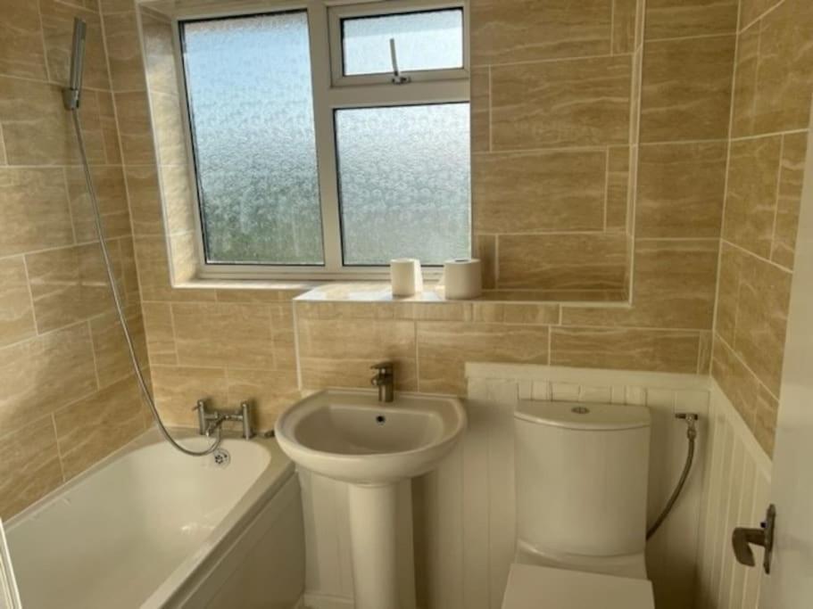 3 Bedroom Mid Terraced House Grays Exterior photo